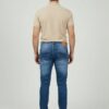 Muške Slim Fit farmerke - Plavi teksas, pogled od pozadi, moderan stil.