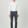 Mann trägt graue Regular Fit Herrenjeans und weißes Hemd