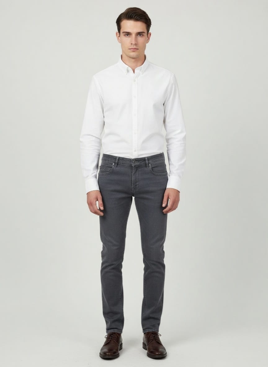 Mann trägt graue Regular Fit Herrenjeans und weißes Hemd