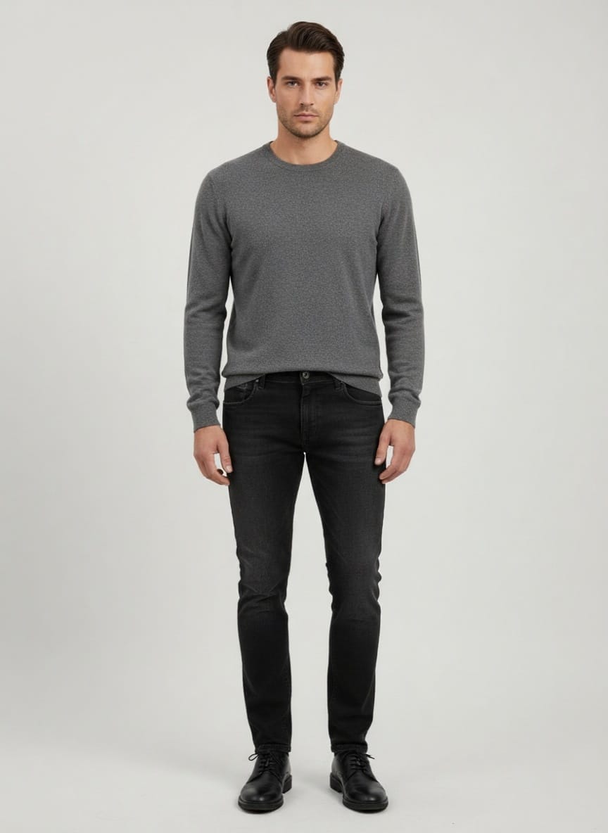 Mann trägt moderne schwarze Slim Fit Herrenjeans