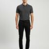 Mann trägt elegante schwarze Slim Fit Herrenjeans