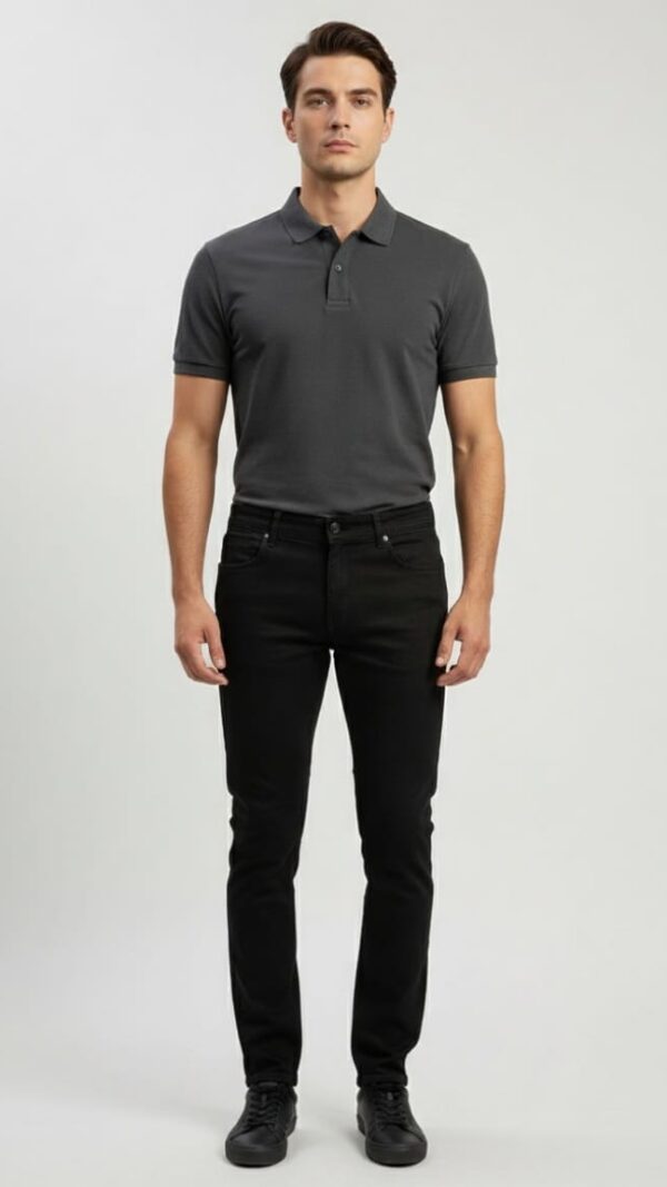 Mann trägt elegante schwarze Slim Fit Herrenjeans