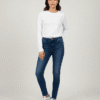 Frau trägt klassische High Waist Damenjeans im Regular Fit