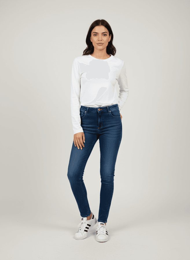 Frau trägt klassische High Waist Damenjeans im Regular Fit