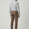 Zadnji pogled na jesenje muške keper pantalone regular fit, braon boje. Elegantne i udobne muške pantalone.