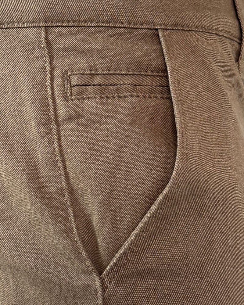 Detaljni prikaz džepa na zimskim muškim keper pantalonama regular fit, braon boje.