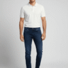 Mann trägt bequeme blaue Regular Fit Herrenjeans