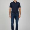Großer Mann trägt klassische dunkelblaue extra lange Herrenjeans