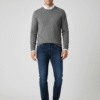Mann trägt dunkelblaue ELIT Regular Fit Herrenjeans