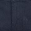 ART 019 (2) Detaljan prikaz crnih muških pantalona slim, sa fokusom na dugme i teksturu materijala.
