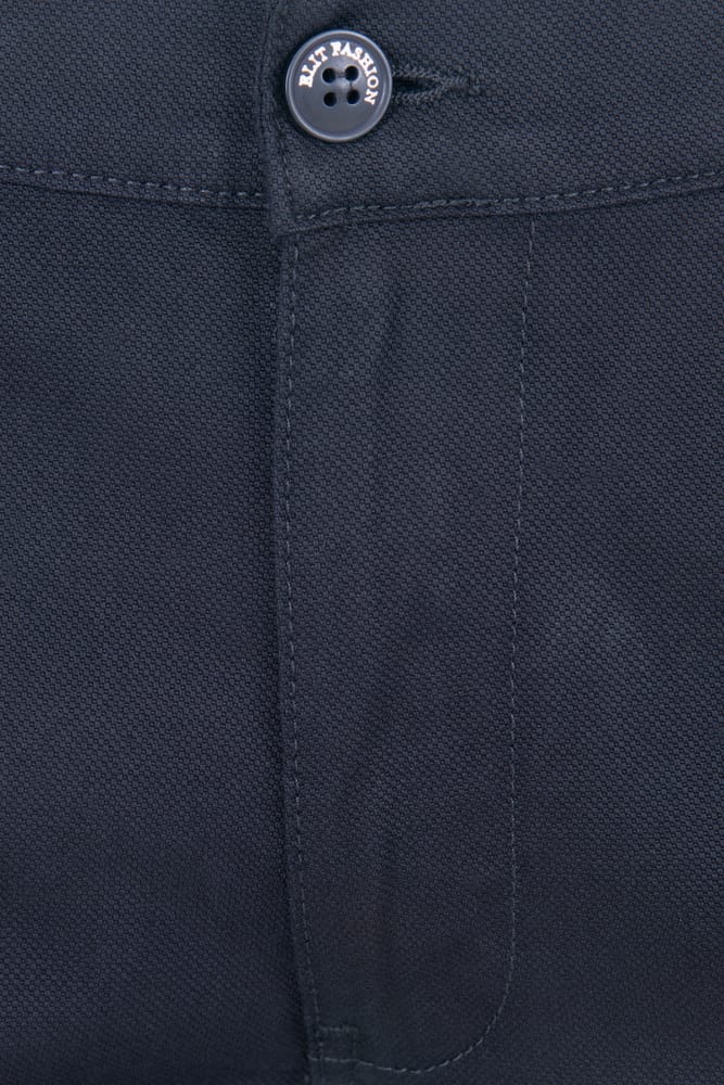 ART 019 (2) Detaljan prikaz crnih muških pantalona slim, sa fokusom na dugme i teksturu materijala.