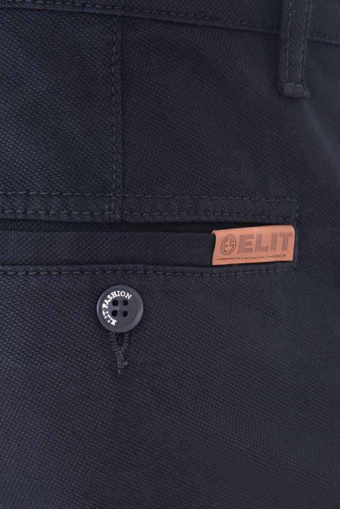 ART 019 (5) Detaljan prikaz crnih muških pantalona slim kroja sa džepom i dugmetom.