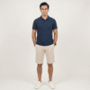 Mann trägt elegante beige ELIT Chino-Shorts
