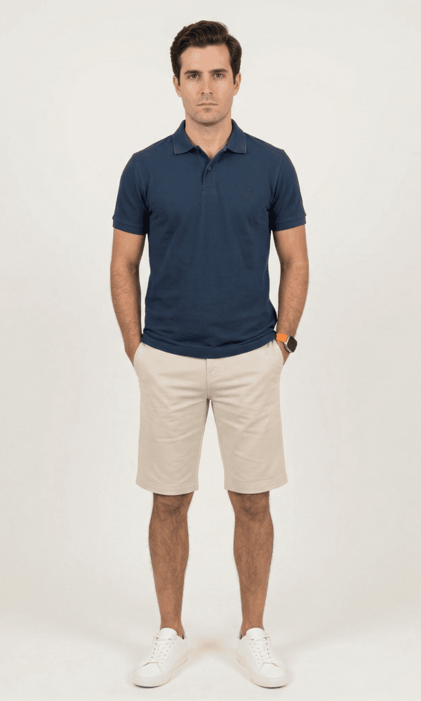 Mann trägt elegante beige ELIT Chino-Shorts