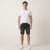 Mann trägt lässige schwarze Denim-Shorts für Herren