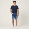 Blaue Denim-Shorts für Herren Mann trägt lässige blaue Denim-Shorts für Herren