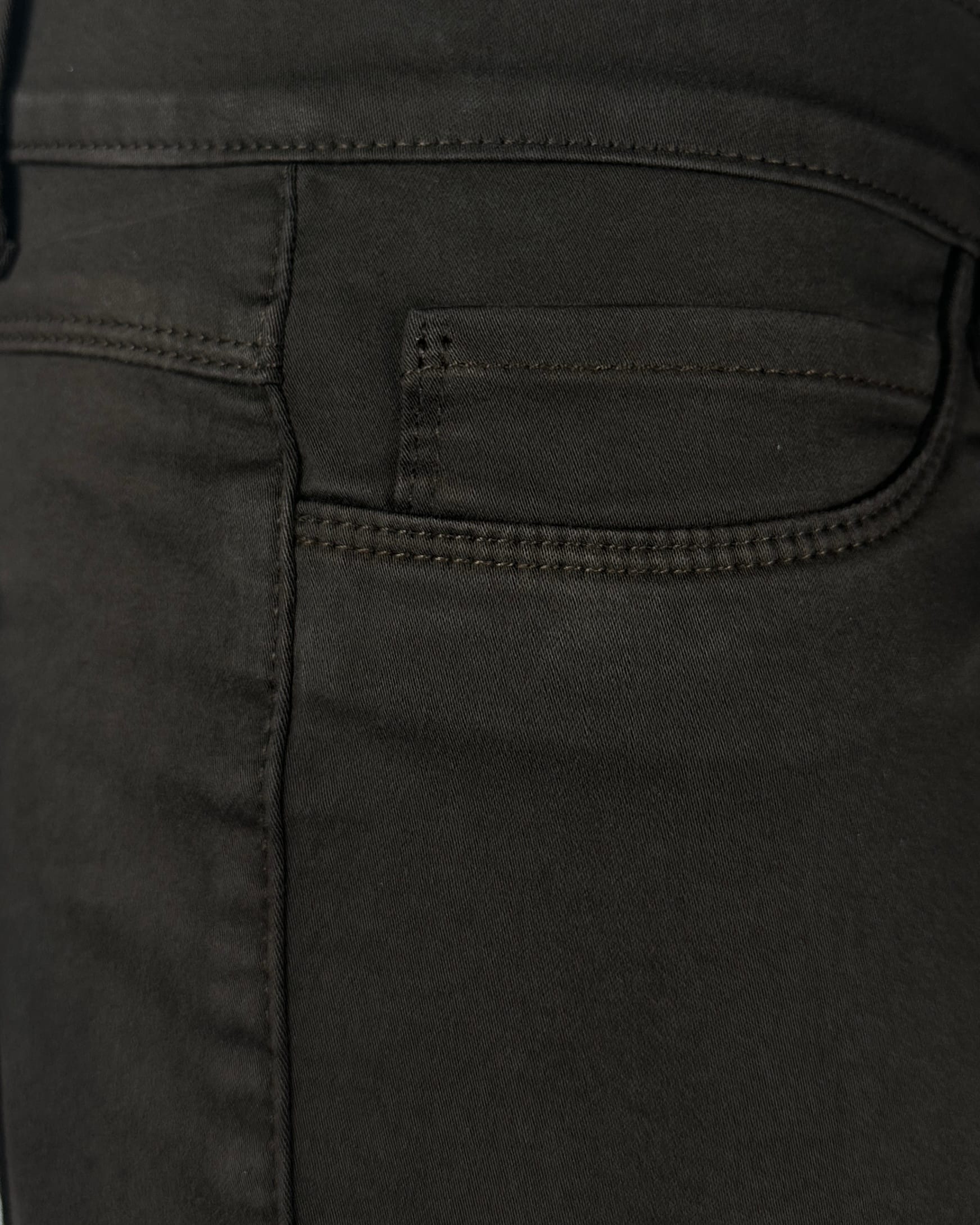 Braon ženske pantalone od kepera, slika prednjeg džepa