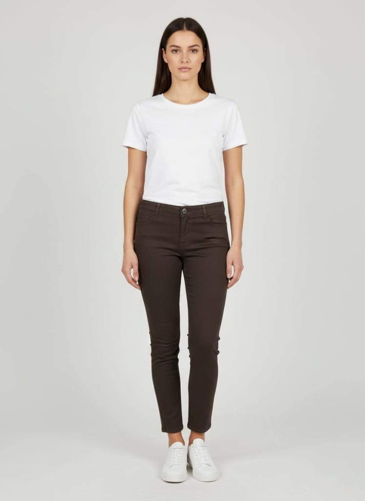Frau trägt elegante braune 7/8-Damenhose