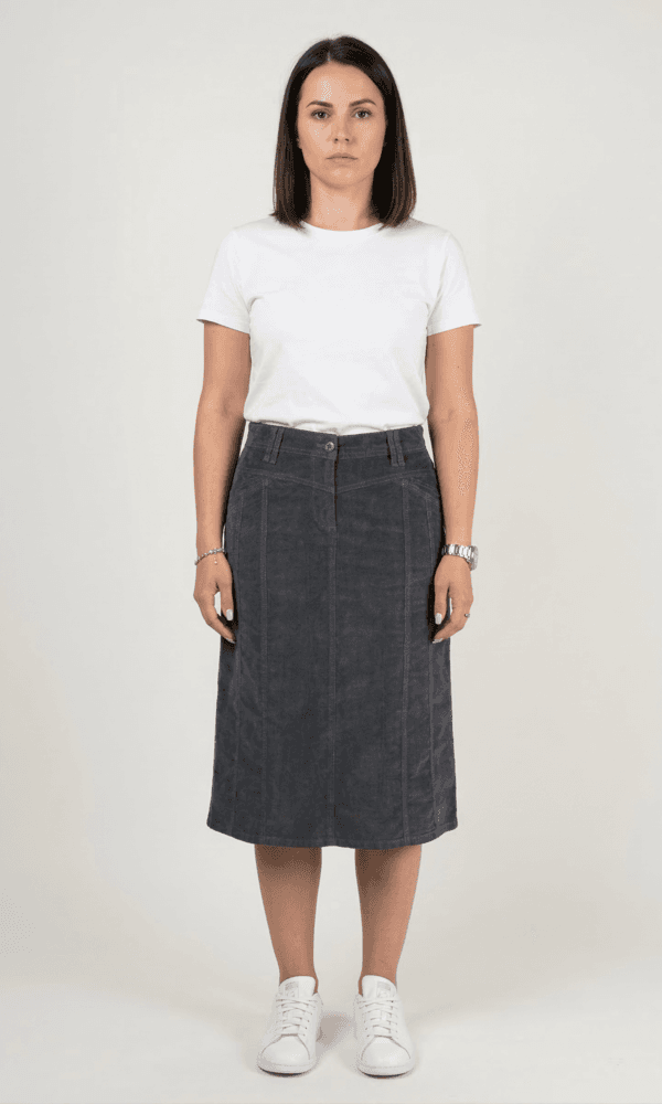 Frau trägt eleganten grauen twill-Rock in Midi-Länge