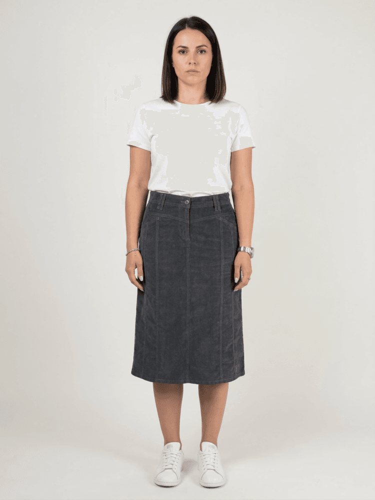 Frau trägt eleganten grauen twill-Rock in Midi-Länge