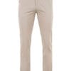 Elegantne letnje muške keper pantalone regular fit kroja u bež boji, idealne za tople dane.