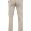 Zadnji pogled na letnje muške keper pantalone regular fit kroja, bež boje, idealne za opuštene i poslovne prilike.