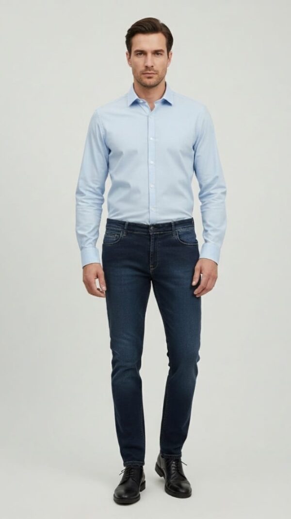 Mann trägt dunkelblaue ELIT Slim Fit Herrenjeans