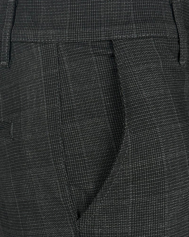 Detalj karirane muške pantalone slim fit, sive boje sa džepom. Elegantne pantalone za muškarce.