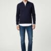 Großer Mann trägt extra lange Slim Fit Herrenjeans in Länge 36