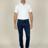 Mann trägt bequeme Slim Fit Herrenjeans mit Stretch