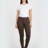 Elegante braune Damenhose Frau trägt elegante braune Damenhose