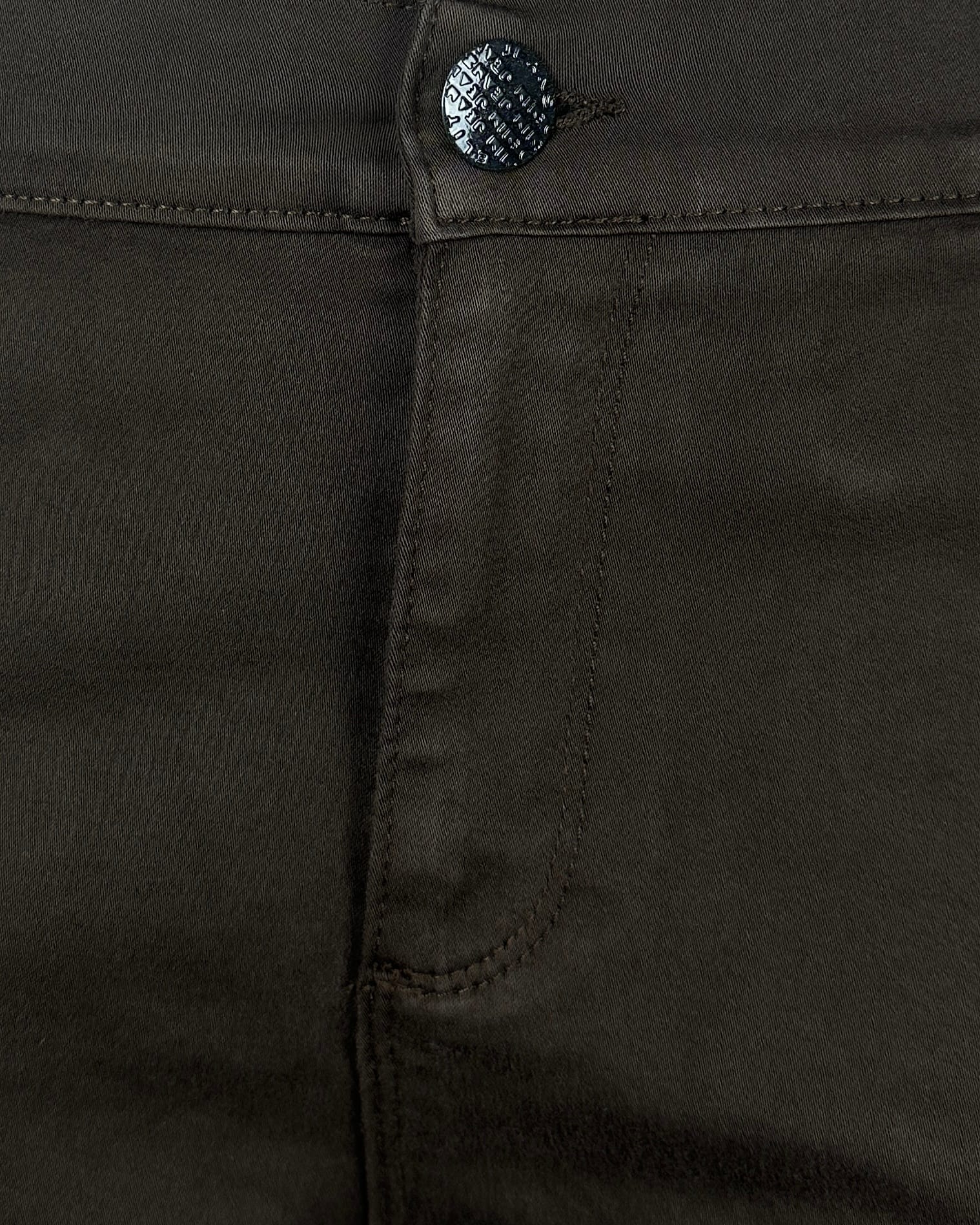 Detalj braon ženske pantalone, teksas sa dugmetom. Moderne pantalone za žene.