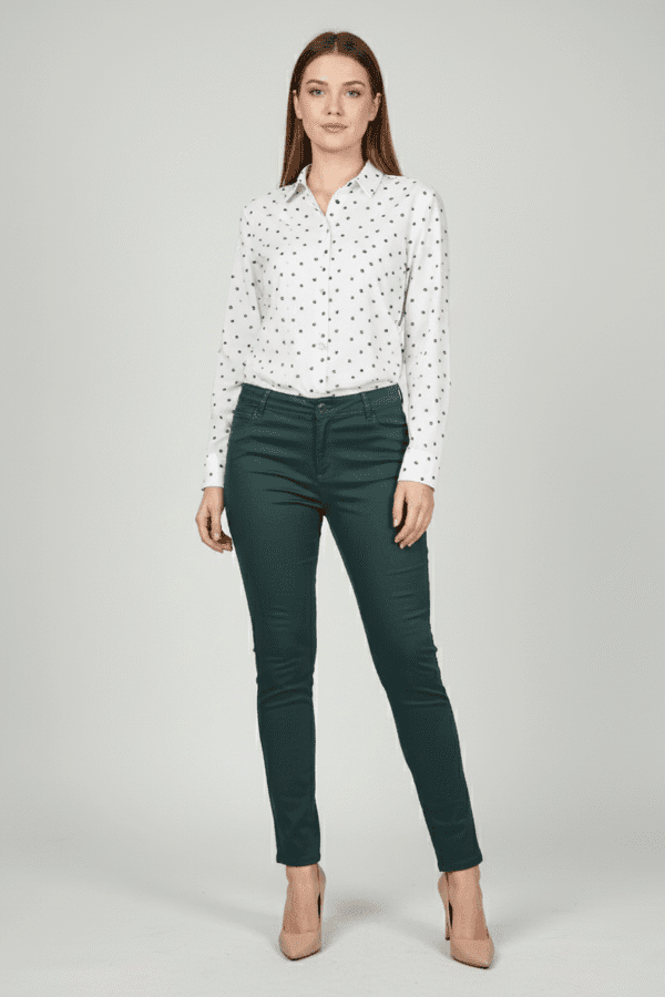 Elegante olivgrüne Damenhose Frau trägt zeitlos elegante olivgrüne Damenhose