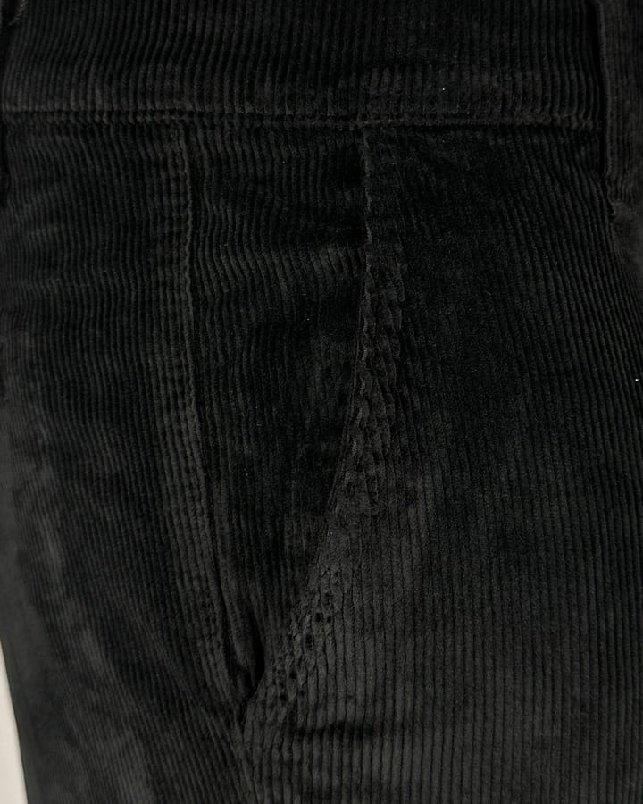 Muške crne pantalone od somota kosi džep, slika prednjeg džepa