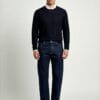 Mann trägt klassische Basic Herrenjeans mit weitem Bein