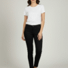 Elegante schwarze 7/8-Damenhose Frau trägt elegante schwarze 7/8-Damenhose