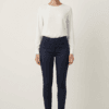 Elegante marineblaue 7/8-Damenhose Frau trägt elegante marineblaue 7/8-Damenhose