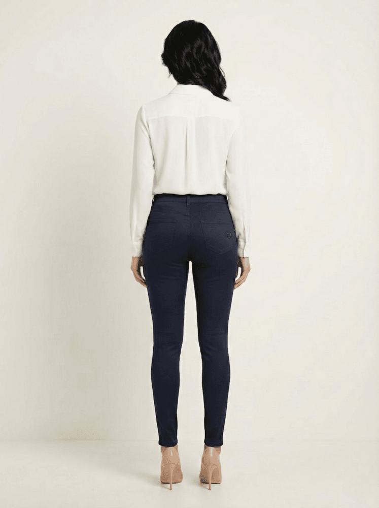 Teget ženske pantalone - model 186-30-1 Elegantne teget ženske pantalone, slim fit model. Idealne za moderan izgled!