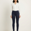 Elegante marineblaue Damenhose Frau trägt elegante marineblaue Damenhose