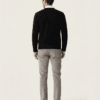 Elegantne muške pantalone od sitnog somota - 218-1.png Elegantne muške pantalone od sitnog somota, sive boje, savršene za stilizovan izgled. Somot pantalone za muškarce.