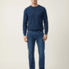 Mann trägt klassische Straight Leg Herrenjeans aus 100% Baumwolle
