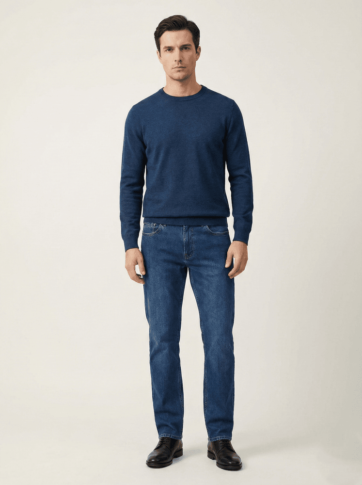 Mann trägt klassische Straight Leg Herrenjeans aus 100% Baumwolle