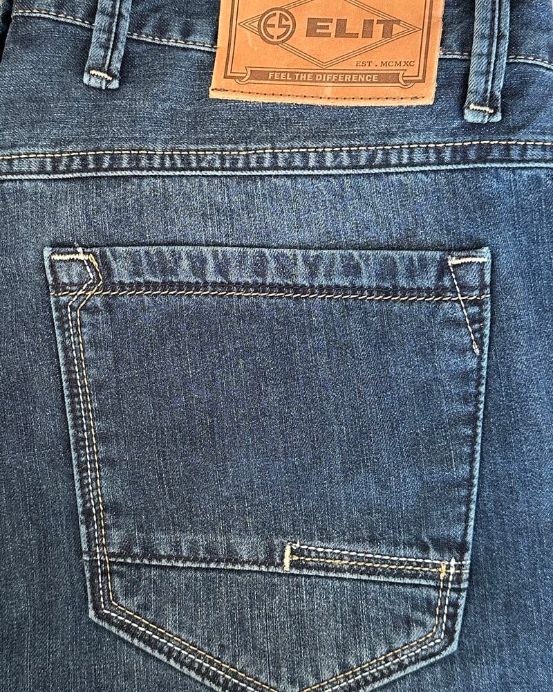 Detalj džepa na Chino pantalonama od teksasa.